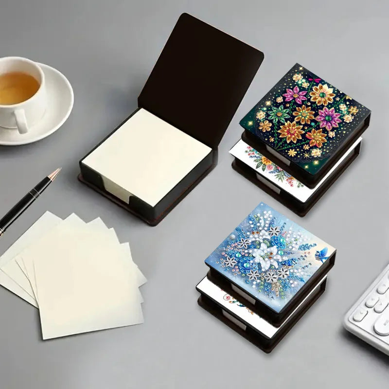 Diamond Painting Notizblock – Mini-Memobox mit 3D-Strassmotiv & 150 Blatt | 8,6 × 8,6 × 2,4 cm